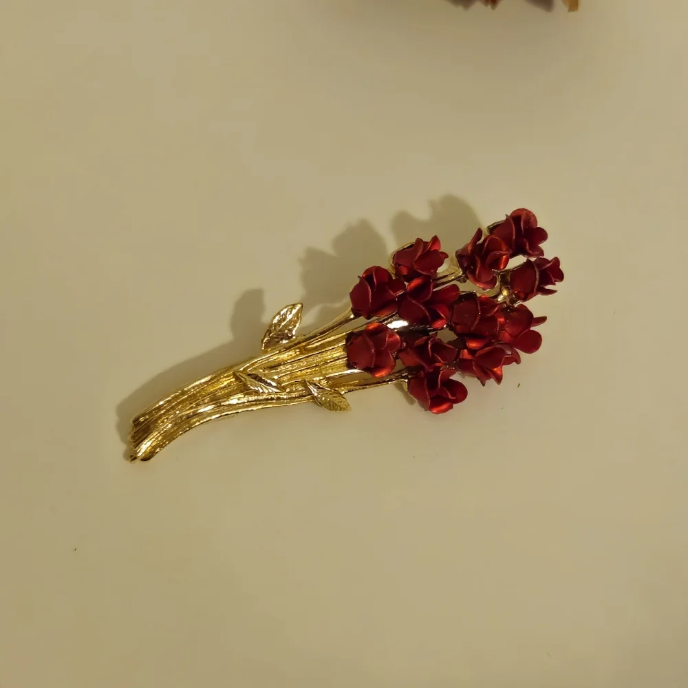 Vintage DM 97 Red Rose Bundle Brooch Golden Leaf Floral Brooch